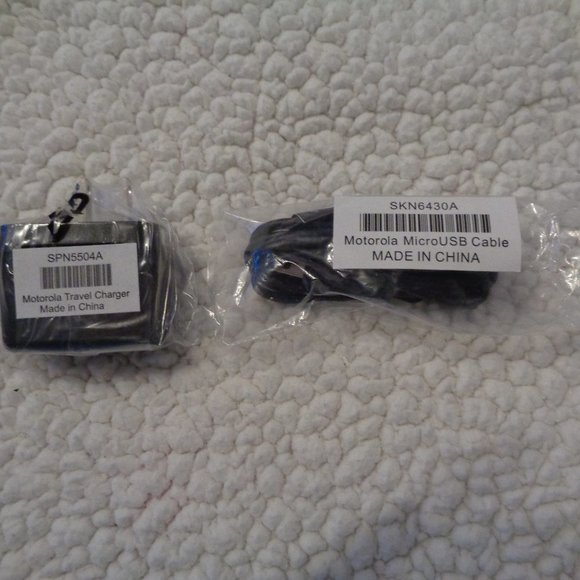 Motorola SKN6430A  MICRO USB DATA CABLE & SPN5504A TRAVEL CHARGER - Picture 1 of 5